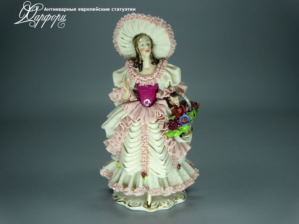 Купить фарфоровую статуэтку Dresden Девушка с шляпкой